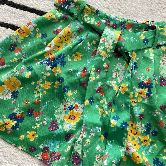 BERSHKA Green Floral High Waisted Tie Front Shorts - Picture 3 of 8